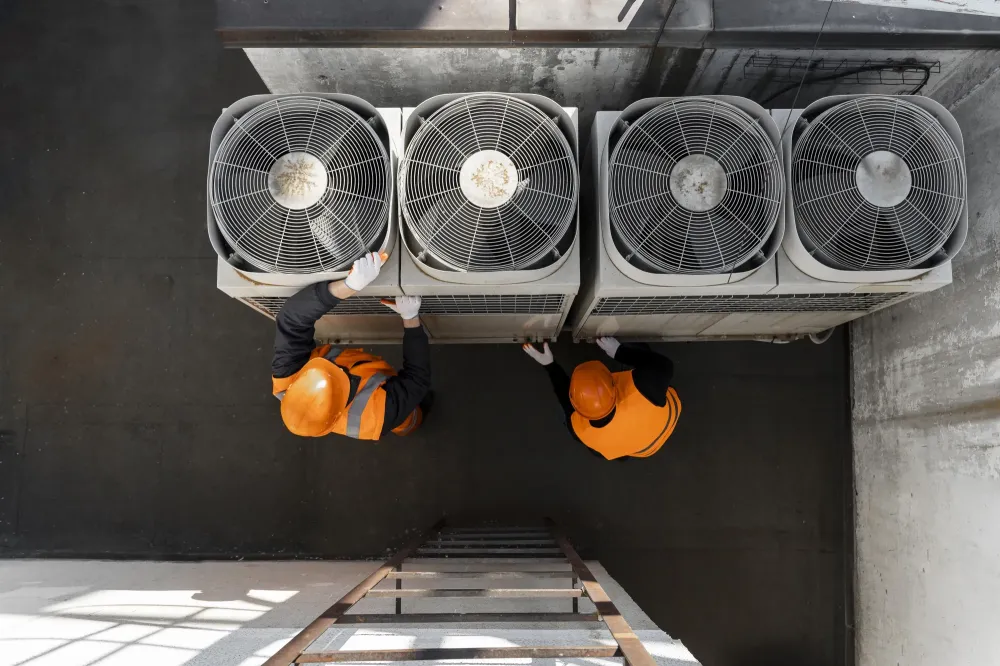 ouvriers travaillant sur des pompes à chaleur industrielles